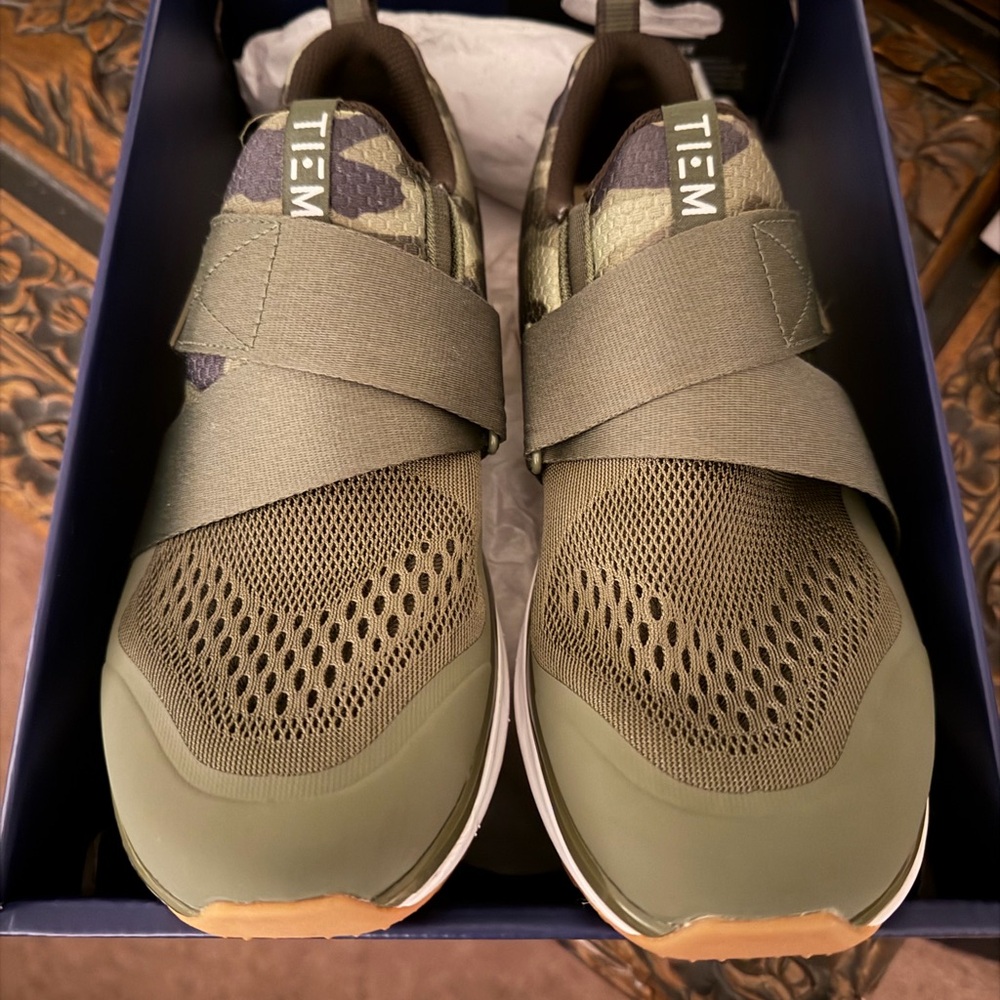 TI:EM Women's Green Athletic Shoes